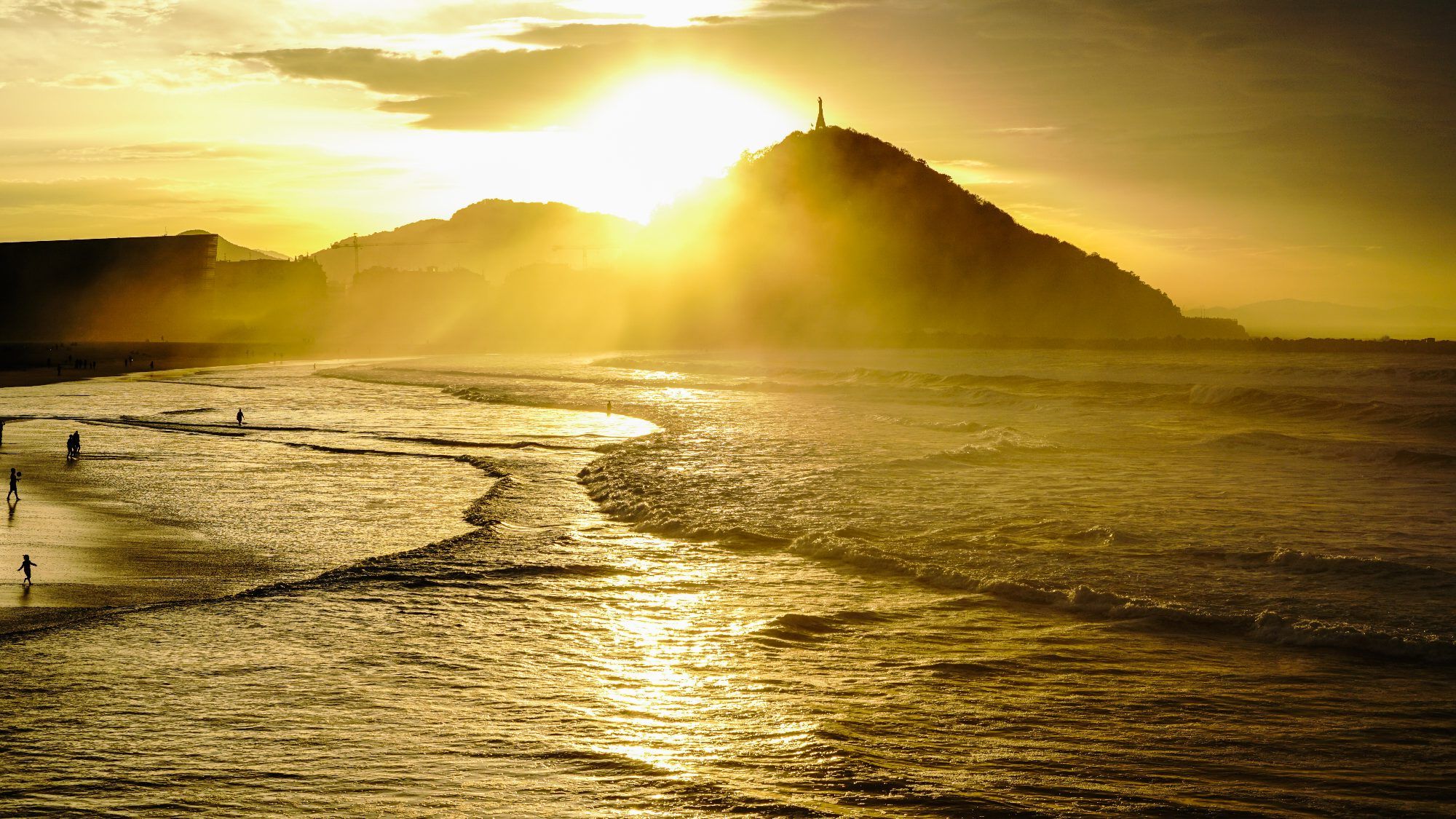 Strand in goldenem Abendlicht — Fotografie zur goldenen Stunde von KLIMOTION studio